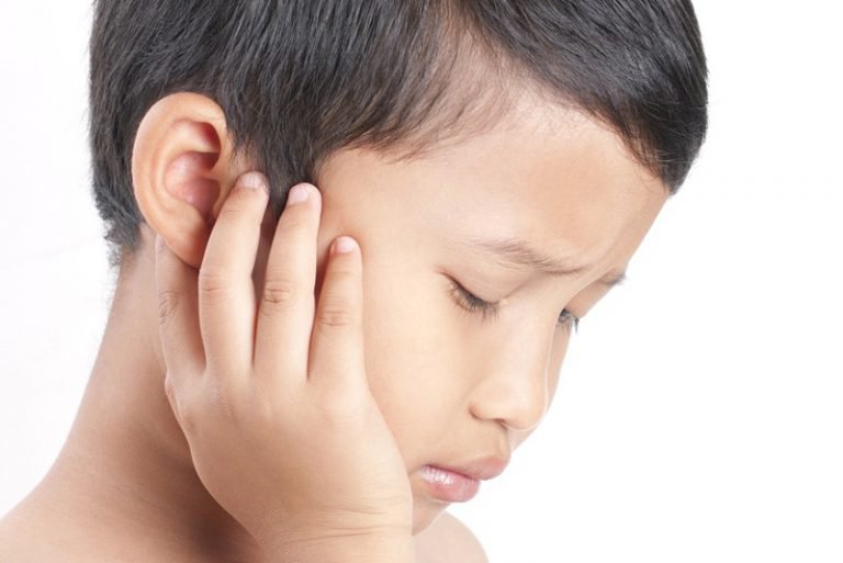 Trẻ em dễ đưa vật sắc nhọn lên tai gây thủng màng nhĩ